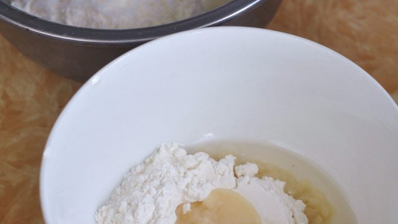 香芋蛋黄酥,将油皮和油酥，分别混合，油皮要揉出薄膜，静置半小时。