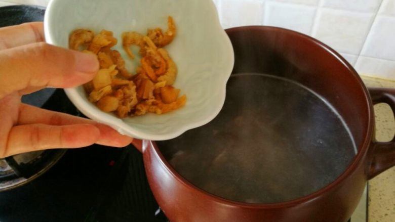 冬瓜海鲜排骨汤,11、	倒入瑶柱和虾仁干。