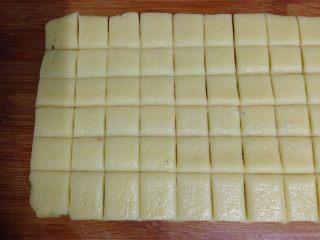 牛奶小饼干,把长方形面片切成约2cm见方的小方块