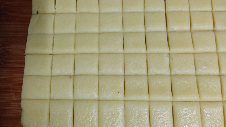牛奶小饼干,把长方形面片切成约2cm见方的小方块