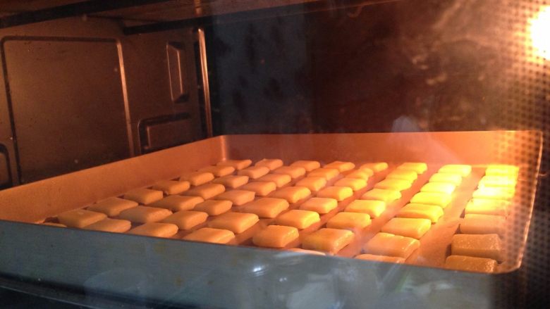 牛奶小饼干,送入预热好的180度的烤箱，中层、上下火，烤15分钟左右即可（表面微黄即可）