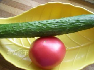 解暑，就是一碗Q弹冷面,蔬菜一条黄瓜，一个西红柿，可以按照个人的喜好来添加蔬菜