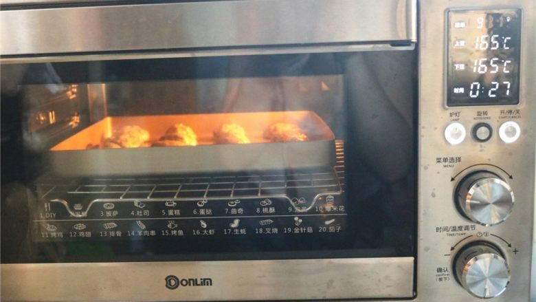 fluff焦糖棉花糖麻薯面包,东菱烤箱放置中层，无需预热，165度烤28分钟。