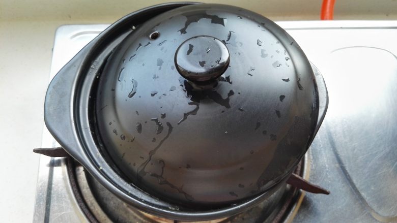 砂锅南瓜小米粥,大火烧开转最小火慢慢熬(可以让砂锅盖留条缝防溢锅)。