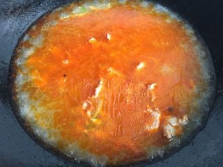 水煮肉片,将腌制好的肉片放入锅内余下的沸水中焯熟；