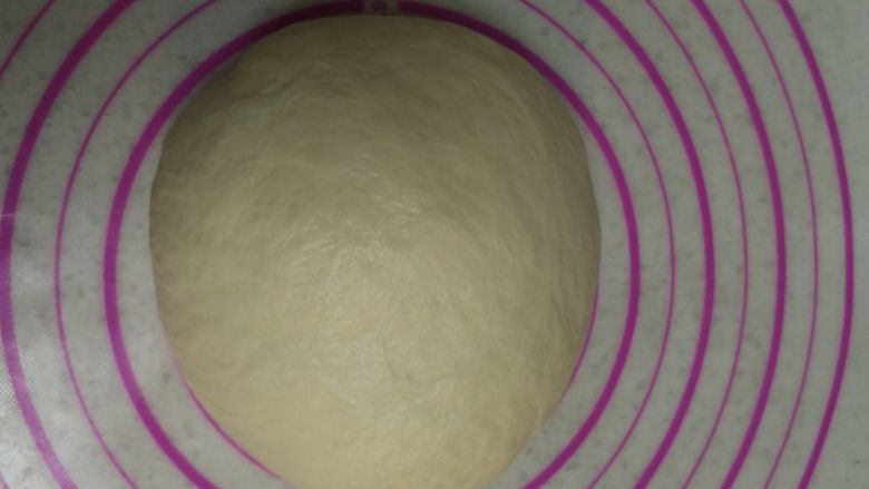 哄娃神器--萌萌哒兔子面包,揉好的面发酵至1倍大左右取出排气。