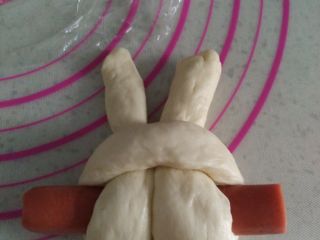 哄娃神器--萌萌哒兔子面包,将面团的两端分别插入另一端的洞里。然后稍稍整形。