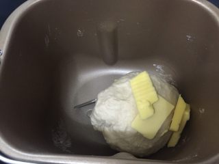杂蔬火腿奶酪卷面包 直接法,之后加入软化至室温的黄油，继续揉面15分钟