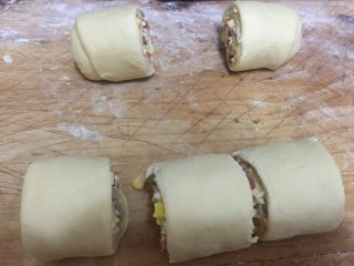 杂蔬火腿奶酪卷面包 直接法, 用棉线或者牙线将面团切割成5份
用刀可能会影响形状，还是线比较方便