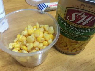 汤种法玉米香肠辫子包,我用的玉米是罐头，因为新鲜玉米还得煮感觉很麻烦，罐头一定要沥干水分，在用厨房纸稍微吸水一下