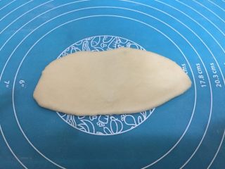 汤种法玉米香肠辫子包,松弛之后面饼擀成椭圆形