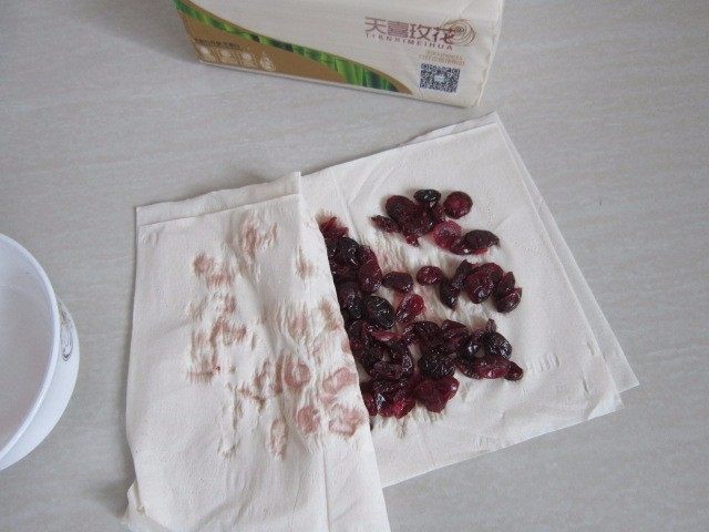 蔓越莓蛋糕卷,将蔓越莓取出用纸巾吸干水份。