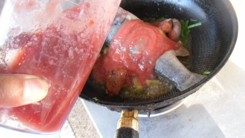 红汤鲈鱼, 加入西红柿汁和适量水 