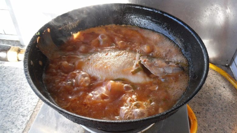 红汤鲈鱼,把鱼翻面再烧制3分钟，即可关火 