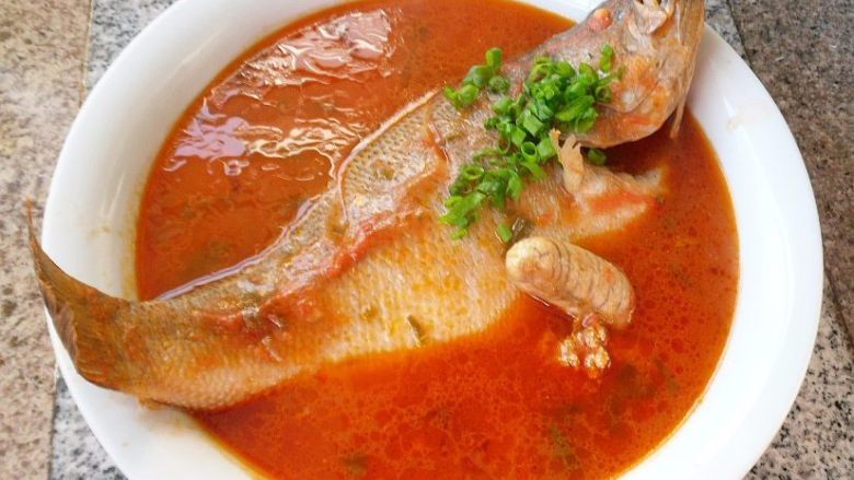 红汤鲈鱼, 然后浇入汤汁，点缀后即可上桌品味
