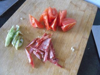 白菜丝炒面,加一点腊肠和西红柿配色提味
 