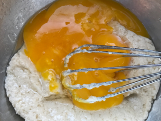 斑马纹蛋糕卷,牛奶和油搅拌均匀，分次筛入面粉，搅拌均匀，然后放入蛋黄，搅拌均匀