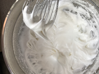 斑马纹蛋糕卷,糖分三次加入蛋白打至湿性发泡，提起打蛋头大弯钩，轻轻一甩，弯钩就掉了