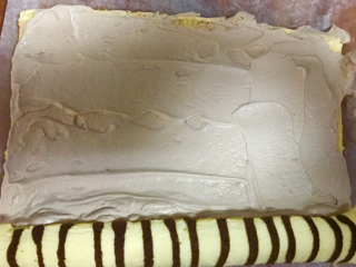 斑马纹蛋糕卷,卷好奶油，冰箱冷藏一下，几个小时