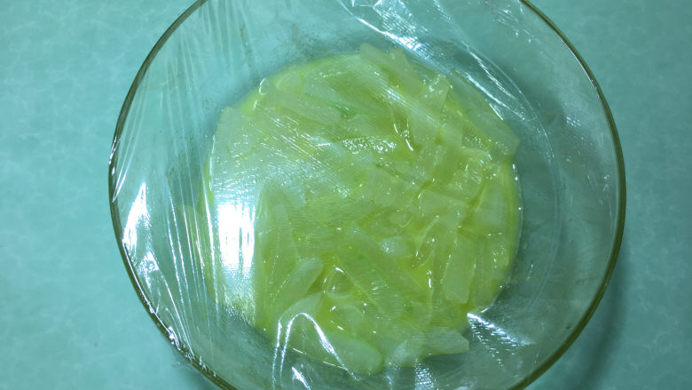 酸甜爽口的柠檬瓜条,然后盖上保鲜膜放入冰箱冷藏3-4个小时，让瓜条充分吸收果珍，这样瓜条的味道才会更好吃。