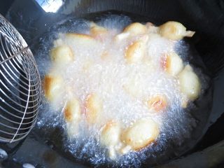 果子版开胃的素糖醋排骨,炸至外表微微金黄捞出，并用漏勺捞出锅内焦糊的渣