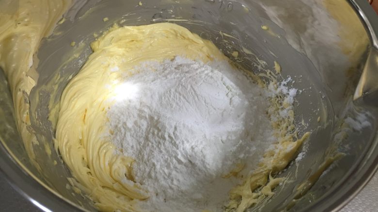 干果核桃磅蛋糕,每次放入糖粉后，打发黄油，打至黄有变白，体积变大，打发之后要完全看不到糖粉
（我每次加入糖粉后都高速打了1分钟）