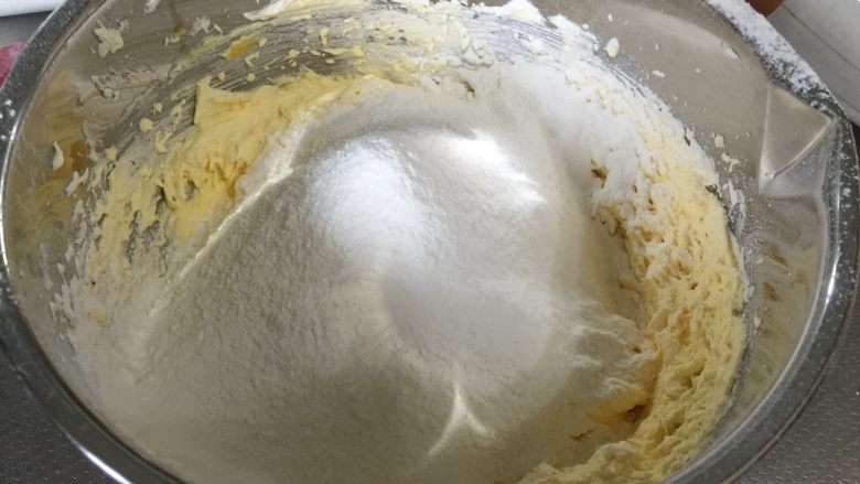 干果核桃磅蛋糕,分别倒入过筛备用的低粉+泡打粉