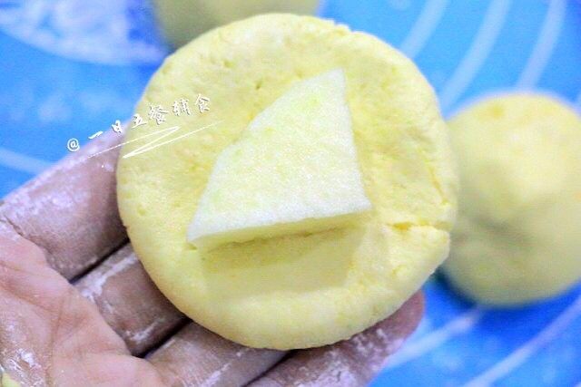 南瓜饼（蒸、煎、烤3种做法）,蒸：
包入苹果馅。有一颗突发奇想包了颗蛋黄，出其不意的好吃。