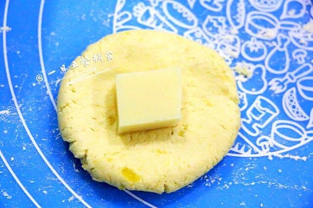 南瓜饼（蒸、煎、烤3种做法）,烤：
包入奶酪馅，然后封口再次揉圆。