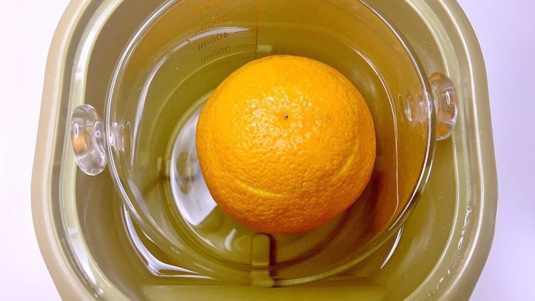  香橙燕窝,将橙子扣好隔水炖40分钟（也可以用蒸锅蒸）