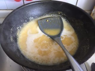 咸蛋黄虾仁豆腐,加入1碗热水，水量自己掌握，要汤汁多点就多加点