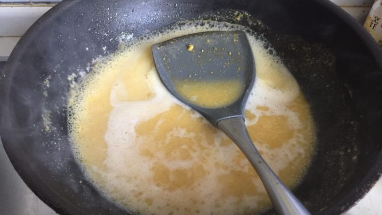 咸蛋黄虾仁豆腐,加入1碗热水，水量自己掌握，要汤汁多点就多加点
