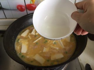 咸蛋黄虾仁豆腐,用适量水淀粉勾芡