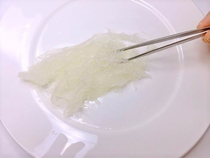 木瓜牛奶燕窝,泡发好的燕窝去除细毛和杂质再换水清洗干净