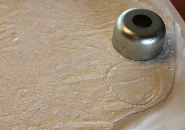 日式大福，在家动手做！,取出冷藏过的麻糬皮，用合适的圆盖压出圆形麻糬皮。用刷子刷掉上面多余的太白粉。