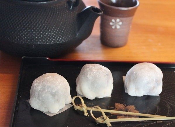 日式大福，在家动手做！,将折痕面朝下沾些粉或放在一张烤盘纸上，就可摆盘享用。