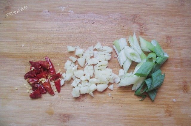 茄子炖豆角,辣椒切成段、蒜切沫。葱切成段备用