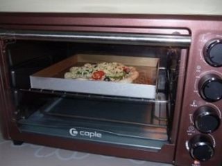 蘑菇培根披萨,放入烤箱，启动发酵健最后发酵15分钟