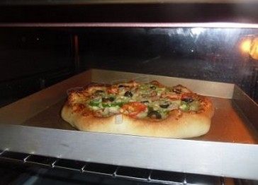 蘑菇培根披萨,烤箱设定上火200度，下火220度预热10分钟后，放入烘烤约12分钟即可