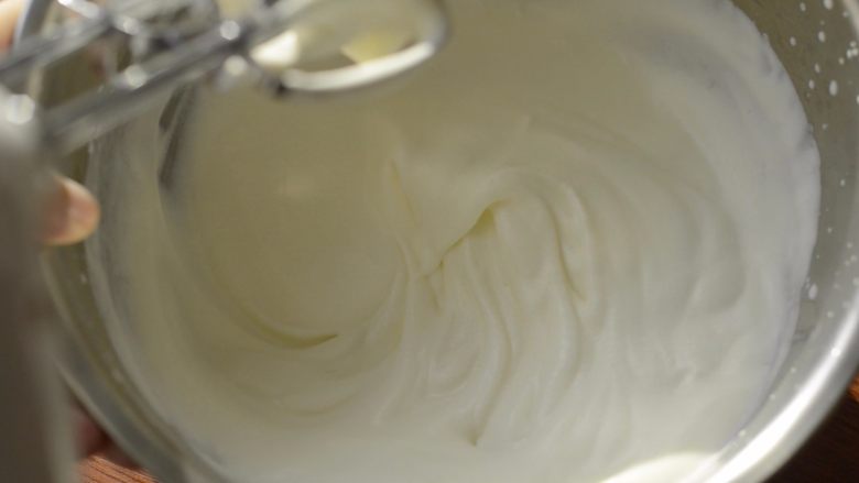 提拉米苏千层蛋糕（简易版奶油霜）,开始做馅料。首先把奶油打发到不流动。如果是简单版的，需要打发到硬挺。