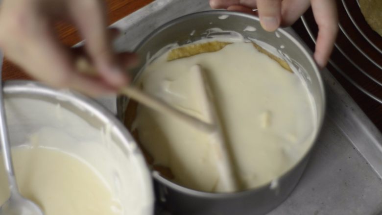 提拉米苏千层蛋糕（简易版奶油霜）,把饼和馅料一层层叠起来，一次大概放3-4大勺馅料，抹平后放下一张饼。叠完后冷藏过夜。