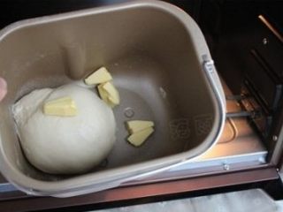 奶香大辫子面包,和面结束，加入软化的黄油粒再启动一个和面程序