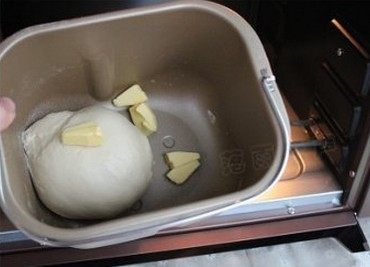 奶香大辫子面包,和面结束，加入软化的黄油粒再启动一个和面程序