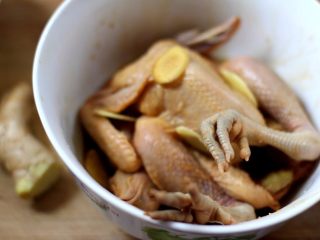 盐水焗蒸鸡,再切些姜片，放在鸡肚里和鸡身上即可，放冰箱腌制至少2小时。