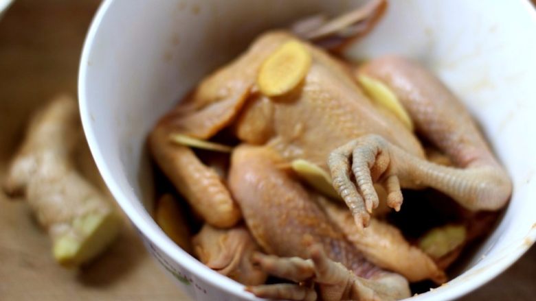 盐水焗蒸鸡,再切些<a style='color:red;display:inline-block;' href='/shicai/ 37'>姜</a>片，放在鸡肚里和鸡身上即可，放冰箱腌制至少2小时。