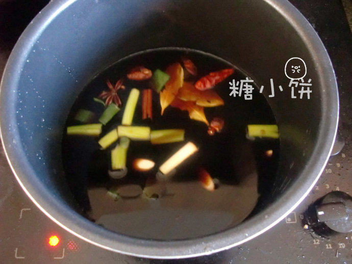 卤鸡肝,香料和调味料加水烧开后转小火煮10分钟