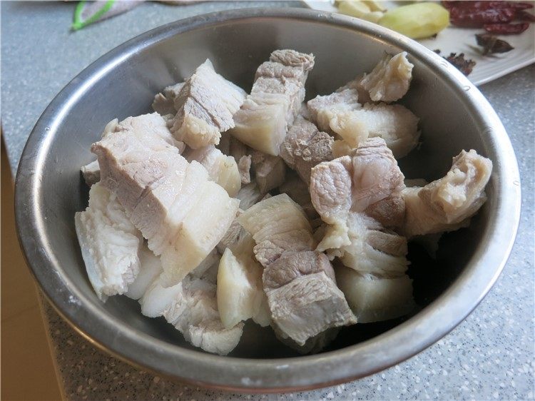 唇齿留香软糯如沙--红烧肉炖土豆,捞出放在容器内