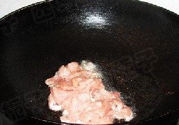 肉片杏鲍菇,锅中倒入油烧热，下入肉片滑炒均匀。