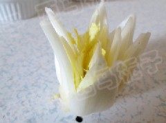 咖喱鱼丸火锅,娃娃菜从中间切开，取根部，用小刀从外向里依次切成花瓣状