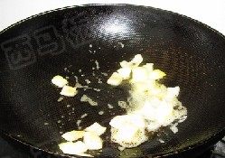 咖喱鱼丸火锅,黄油融化后下入洋葱碎炒香